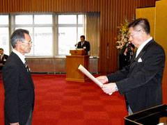 左：高山副団長、右：佐竹秋田県知事