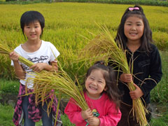 特別栽培米を持つ子どもたち