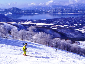 田沢湖とたざわ湖スキー場