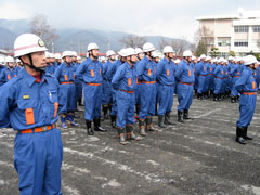 田沢湖庁舎前で