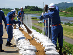 叱咤激励をする福岡副分団長