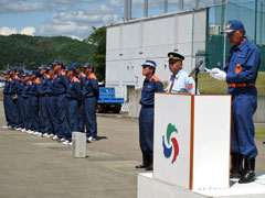 訓辞を述べる大石団長