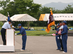 第７分団の渡辺班長が規律訓練の優勝旗を返還