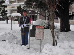 打ち手は第10分団 班長 戸澤壽一郎さん