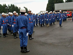 頭～右　幹部が指示を与える