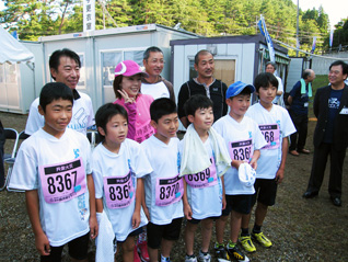 千葉真子選手と選手・父兄で記念撮影