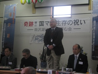 田沢湖に生命を育む会によるクニマス発見を祝う新年会で挨拶する市長