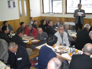 田沢湖に生命を育む会によるクニマス発見を祝う新年会会員の皆さん