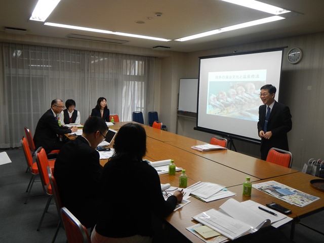 日本の湯治療養文化について。市川医師が説明している様子