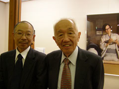 右：高井先生　左：展示指導をしていただいた日本近代文学館鎌田氏