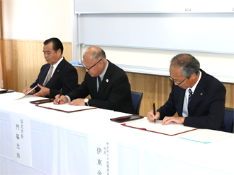 連携協定書へ調印。左から青柳宗五郎仙北市議会議長。門脇光浩仙北市長。伊東金一大曲農業高等学校長。