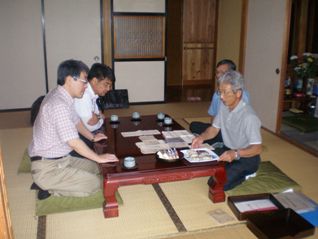 三浦久さん宅で貴重な資料を確認