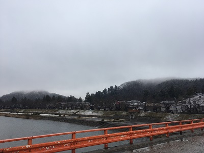 今朝は雪がうっすら積もりました。