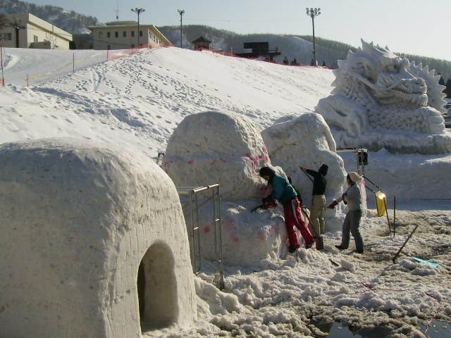 「田沢湖高原雪まつり」雪像作り