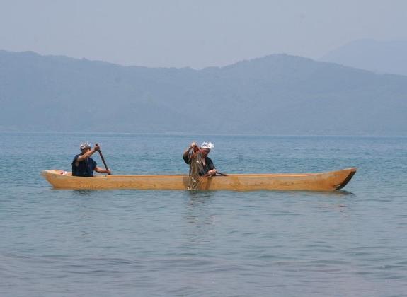 田沢湖の丸木舟を復元