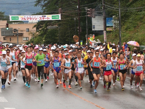 第26回田沢湖マラソン開催 田沢湖畔を力走