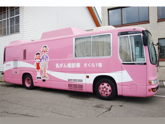 会場でピンクのバスがお待ちしています